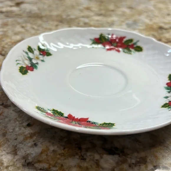 4 Holiday Cups & Saucers - Picture 8 of 9